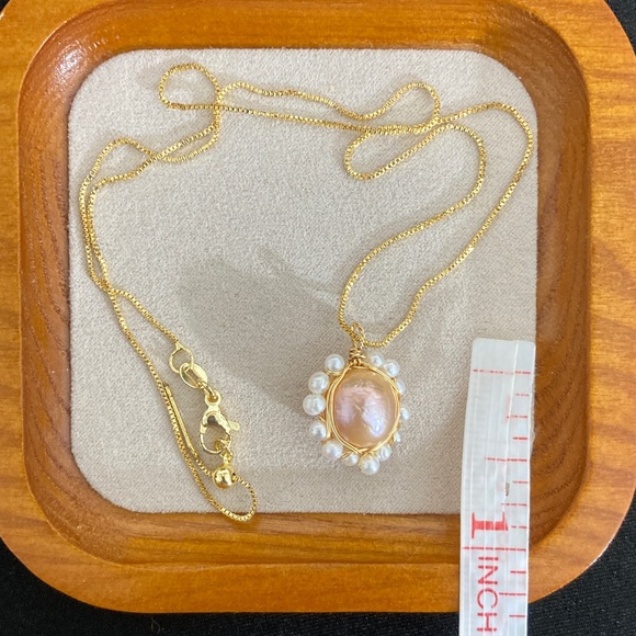 Elegant Gold and Pearl Pendant Necklace - Picture 3 of 4